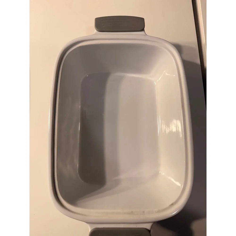 Wolfgang puck 3 quart casserole dish with lid and grey silicone handles